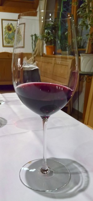 Das Rotweinglas von Riedel aus einer eigenen Gastro Edition hat es mir angetan, wunderschön wie ...