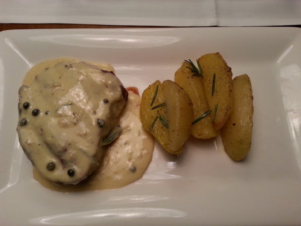 Steak mit Rosmarinkartoffeln und Pfeffersauce - Benjaminis - Wien
