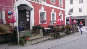 Lokal außen, kleiner Gastgarten - Meilinger Taverne - MITTERSILL