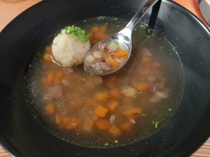 Suppe mit Griesknödel