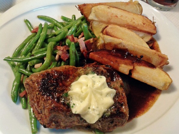 Argentinisches Rumpsteak mit Speckbohnen, Wedges und Barbecuesauce - Concord Card Casino Simmering - Wien