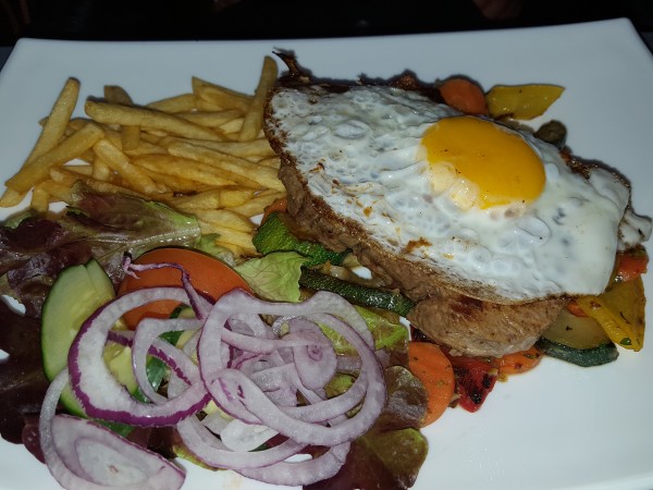 Filetsteak mit Spiegelei, Pommes und Gemüse - Haus der Biere - Mödling