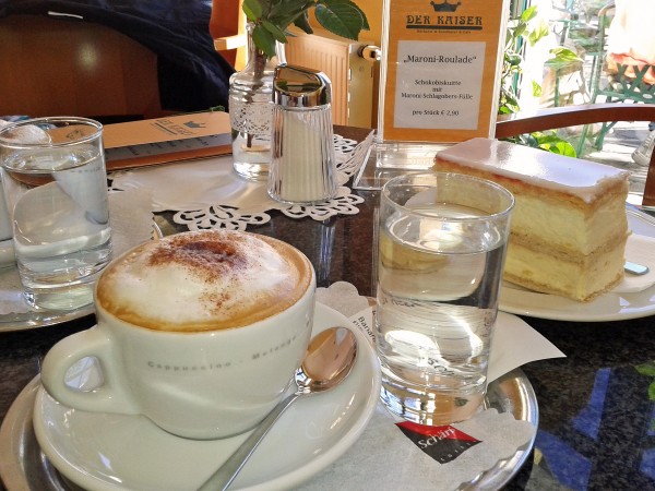 Cappuccino mit Milchschaum, dazu eine Cremeschnitte. - Kurkonditorei Kaiser - Bad Sauerbrunn