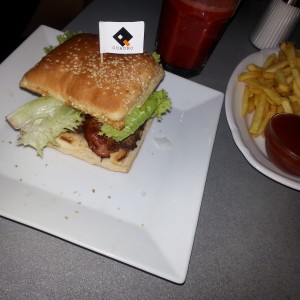 Burger mit Pommes - Cuadro - Wien