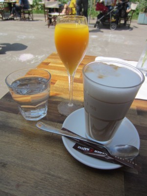 frischer Orangensaft und eine Latte zum Frühstück - nelke - café am markt - Wien