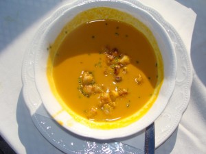 Karotten-Curry-Suppe mit Croutons. - Gasthof Alpenblick - Sulzberg