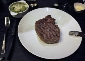 Rib-Eye Steak, 400g, gelungen - Beef & Glory - Steakerei - Wien