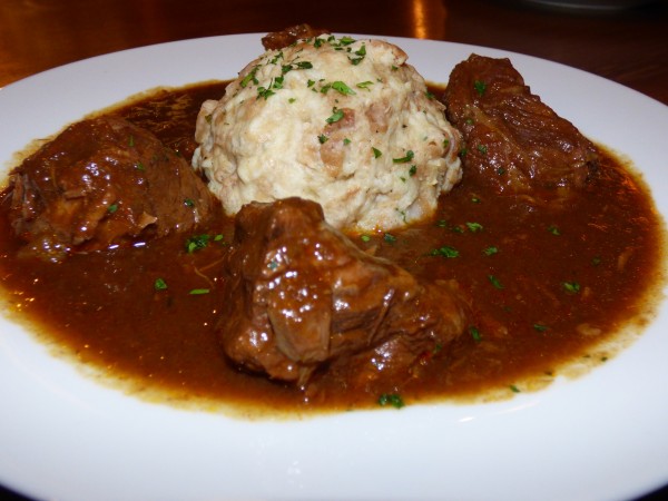 Großes Rindsgulasch mit Semmelknödel - Bierwirt am Naschmarkt - Wien