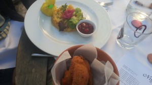 Backhendl mit Erdäpfelsalat, roten Zwiebeln und Preiselbeeren - Restaurant Weingut Nigl - SENFTENBERG