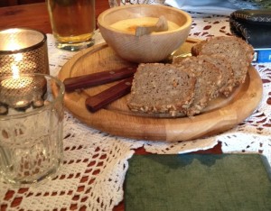 Gedeck: Glundnerkas mit Brot (laut Aussage der Glundnerfans exzellent) - Kollerwirt - TANZENBERG