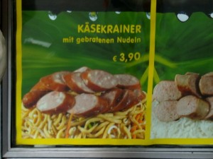 ..aber Käsekrainer mit gebratenen Nudel ist mehr als das kulinarische Niemandsland erlaubt.