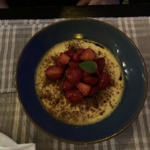 CRÉME BRÛLÉE VON DER VANILLE mit Erdbeeren - eine Sünde wert