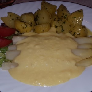 Spargel mit Petersilerdäpfeln und Sauce Hollandaise - WOLF - Perchtoldsdorf