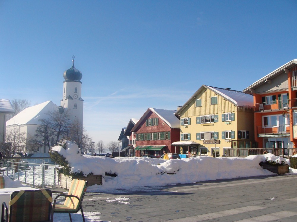 Von der Terasse Richtung Westen: Kirche und Konkurrenz. - Gasthof Alpenblick - Sulzberg