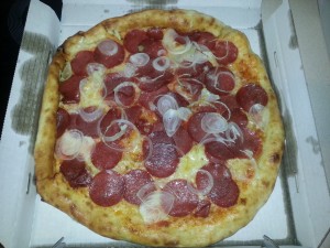 Pizza Salami mit extra Salami, Knoblauch & Zwiebel - Pizza-Service Hollywood - Brunn am Gebirge