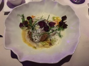Im Ofen geschmorte Kalbshaxe mit Kartoffel Gnocchi, Rosinen, Salbeisaft und ... - Albertina Passage - Dinner Club - Wien