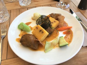 Schweinsbackerl an Zweigeltsauce, Schwammerlpolenta und Sommergemüse