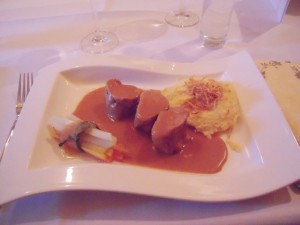 Rosa gebratene Schweinemedallions an Weinbrandsauce, mit Gemüsebündel und ... - K&K Wirtshaus-Taverne - WEISSKIRCHEN in der Steiermark