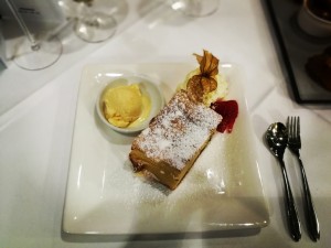 Topfenstrudel mit Vanilleeis