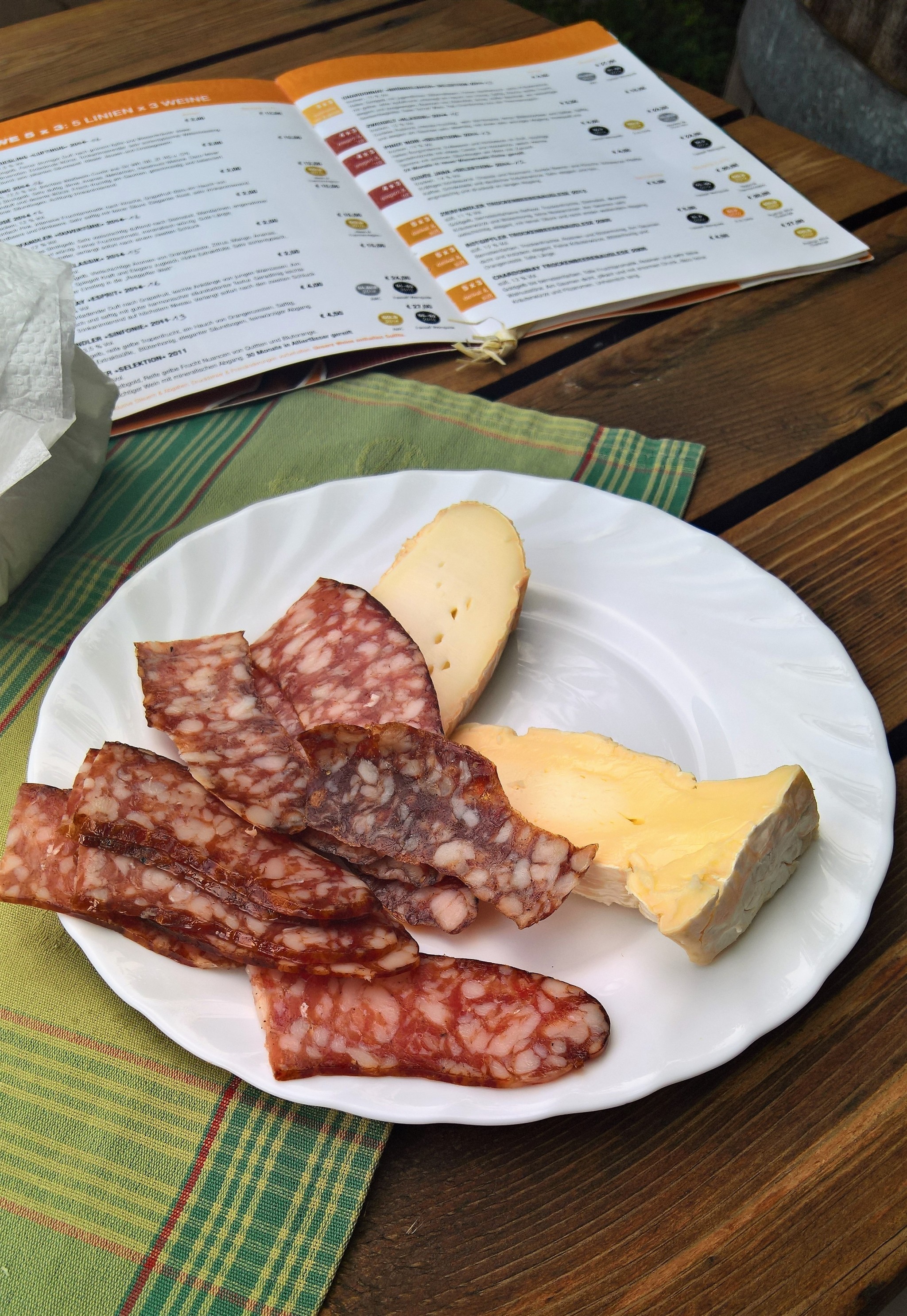 Die Nachspeise, Hauswürstel und Weichkäse - Weingut Piriwe - Traiskirchen