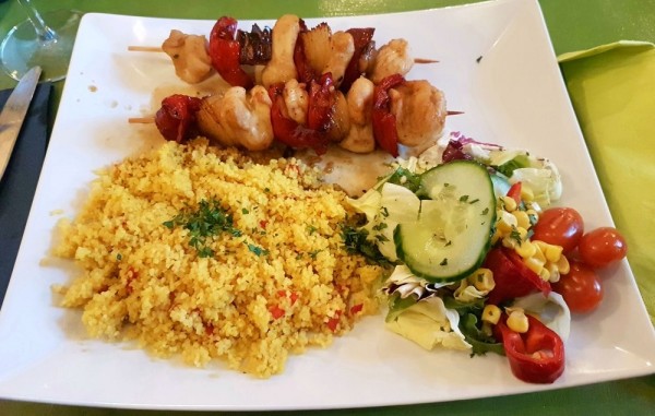 Hühnerspieße mit Couscous - Brasserie de la Marie - Wien