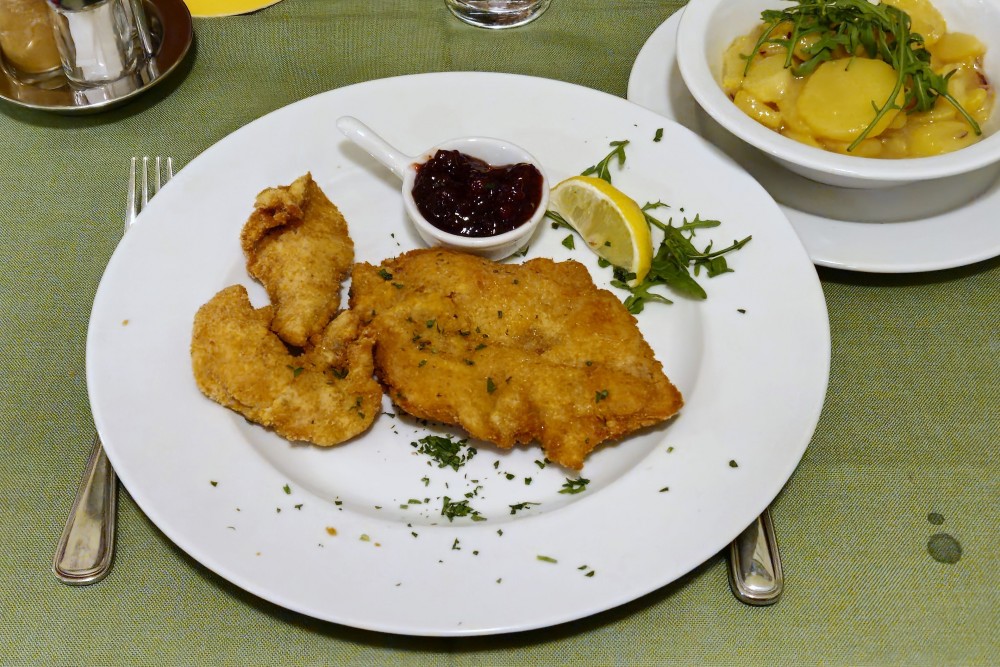 Hausmair - Rehschnitzel mit Erdäpfel-Salat - traumhaft - Hausmair's Gaststätte - Wien