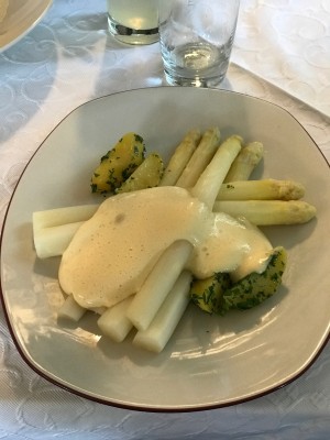 Spargel mit Hollandaise und petersilkartoffeln - Bärenwirt - PETZENKIRCHEN