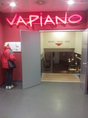 Der Eingang zum 2. Stock vom Bahnhof aus. - VAPIANO WIEN MITTE - Wien