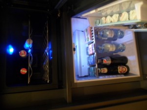 Gefüllter Kühlschrank im Zimmer - Brasserie & Bakery - Wien