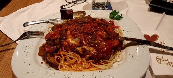 Kotelett Italia mit Spagetti und Gemüse mit Käse überbacken - Restaurant Mediterran - Lannach