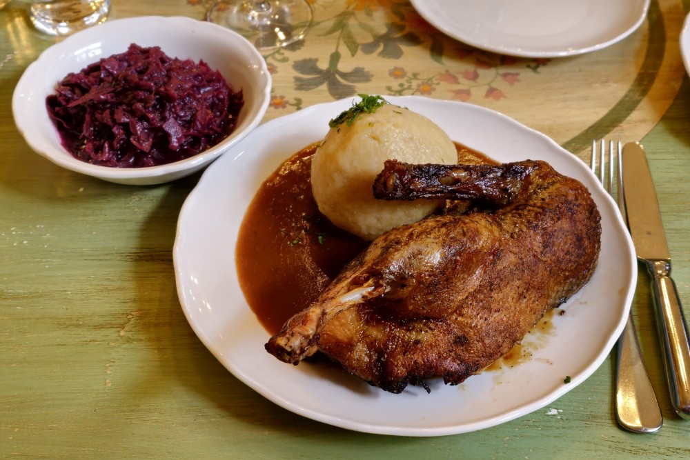 Zum Renner - Ente mit Erdäpfelknödel und Rotkraut - mittlere Leistung - Zum Renner - Wien