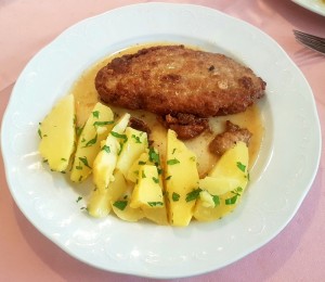 Kalbsbutterschnitzel mit Petersilerdäpfel - Gasthaus Rois - Mönichkirchen