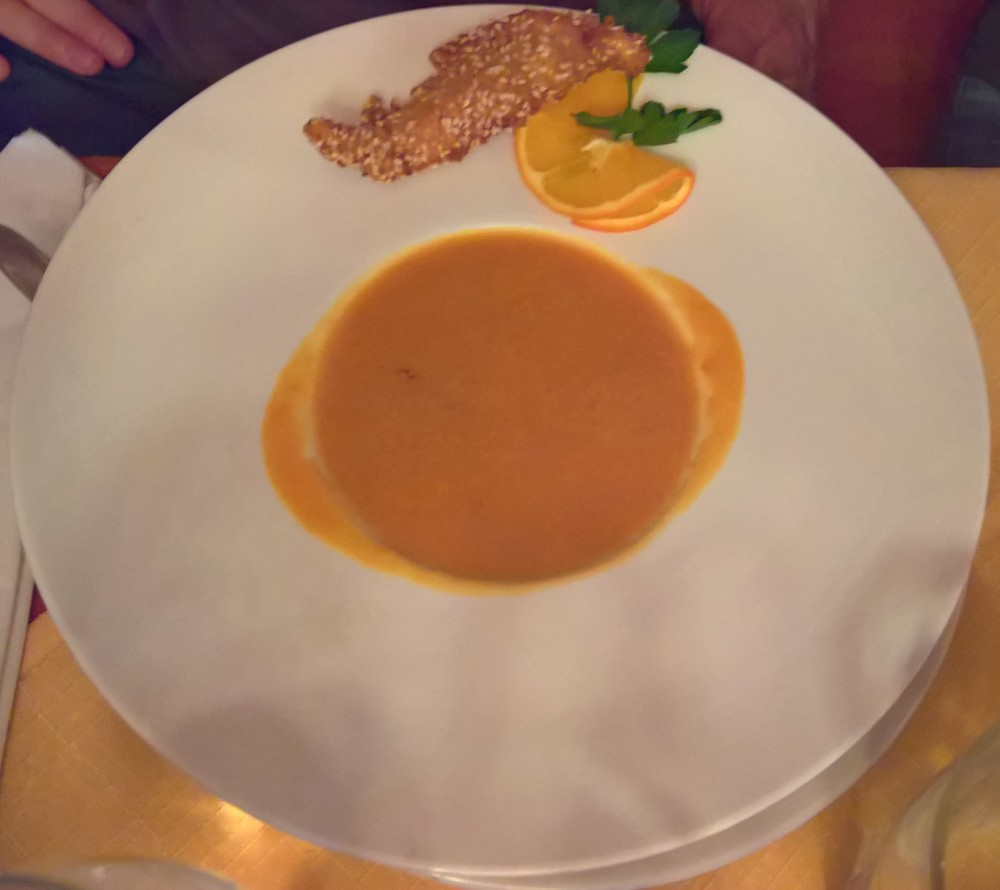 Karottensuppe mit irgendeinem Fisch in der Sesampanier - Zum Alten Fassl - Wien