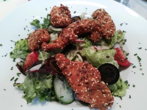 Blattsalat mit geb. Sesam-Hühnerstreifen und schwarzen Nüssen