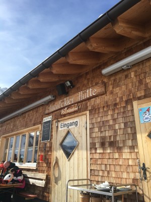 Windgeschütztes Plätzchen an der Hütte gesucht und gefunden … - Auenfelder Hütte - Schröcken