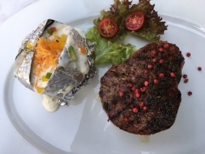 Filetsteak vom Alpenrind, 250g mit Folienkartoffel, hervorragend!