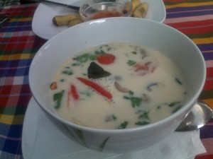 Hühnersuppe mit Kokos - absolut frisches Gemüse, angenehme Schärfe. - Bangkok Station - Tullnerbach