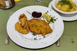 Hausmair - Rehschnitzel mit Erdäpfel-Salat - traumhaft - Hausmair's Gaststätte - Wien