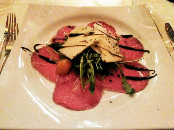 Carpaccio di Manzo auf Rucola und Grana - Peppone Trattoria e Ristorante - Graz