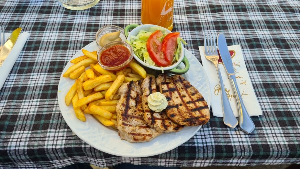 Karreesteak mit Kräuterbutter, Pommes und Salat - Josef's Almkuchl - Baden