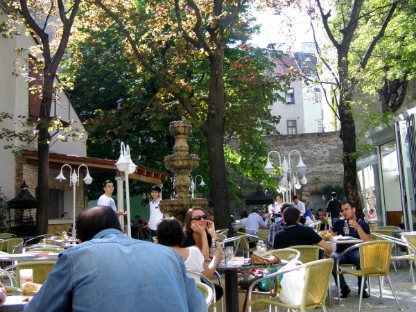 Blick in den weitläufigen Hinterhofgarten. - Restaurant Kent - Wien