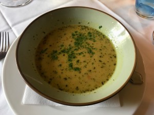 Ganslsuppe mit Kardamom, ausgezeichnet.