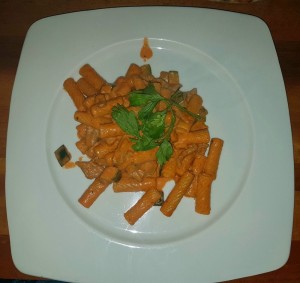 Rigatoni in Tomatensauce mit Zucchini u. Rinderfiletstücken