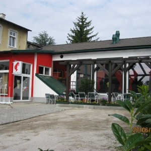Ansicht mit der neuen Terrasse mit der stilvolle Pergola - Billard Cafe Maria Enzersdorf - Maria Enzersdorf