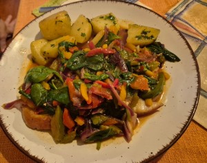 Zigeunerschnitzel mit feurigem Paprikagemüse und Petersilienerdäpfel 14,50 - Renzenhof - Kaumberg