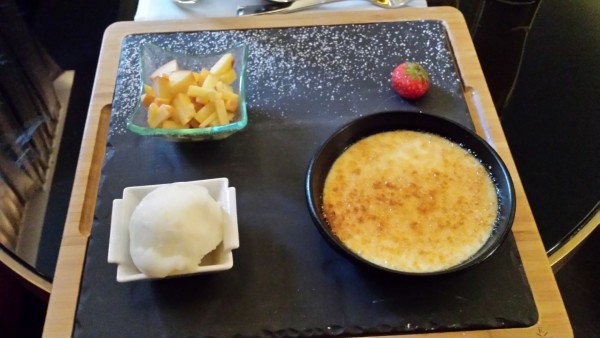 Creme brulee von der Bourbon Vanille
mit Nektarinen-Thymian-Salat und ... - Émile - Wien