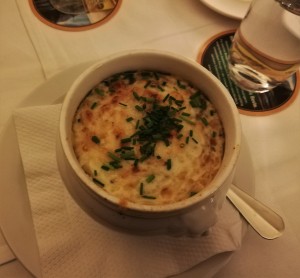 Zwiebelsuppe mit Käse überbacken