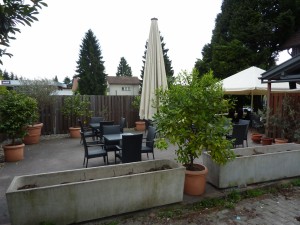 Der Gastgarten in der nähe einer vielbefahrenen Kreuzung. - Gästehaus Brugger - Lauterach