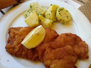 Wiener Schnitzel vom Kalb mit Petersilerdäpfeln - Landhäusl - Kitzbühel