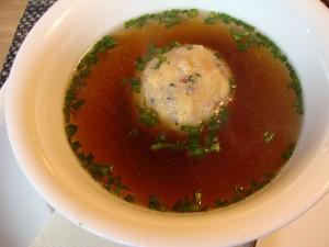 Tiroler Knödel-Suppe. - Maurachbund - Bregenz